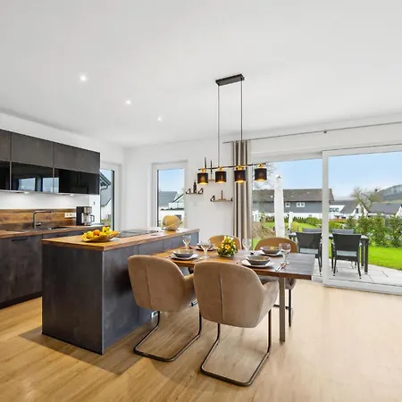 2 Bedroom Stunning In Apartment *